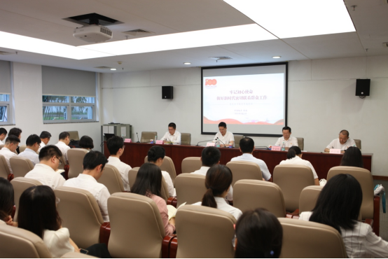 市委編辦舉辦“兩優一先”表彰大會暨黨史學習教育專題黨課（信息稿）1010.png