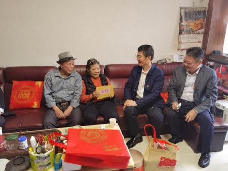 節前送溫暖，真情暖人心 ——市委編辦“春節”前夕組織開展走訪慰問活動（信息稿）292.png