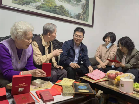 節前送溫暖，真情暖人心 ——市委編辦“春節”前夕組織開展走訪慰問活動（信息稿）472.png